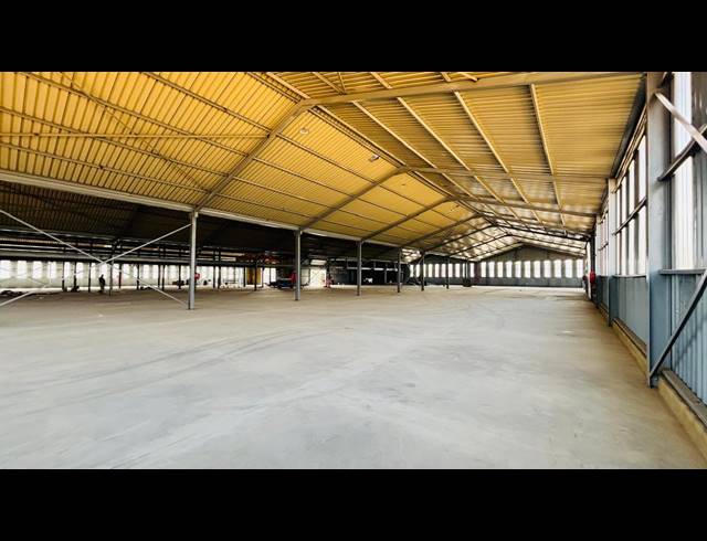 3,740M² WAREHOUSE TO LET IN CHAMDOR